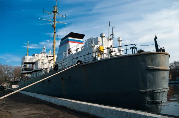 Water gevulde vervoerskosten in de haven van Baltiejsk, Rusland — Stockfoto