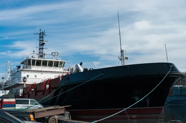 Schiff umfassende Hafendienstleistungen an Dock durch Seil gebunden, Baltiysk, Russland — Stockfoto