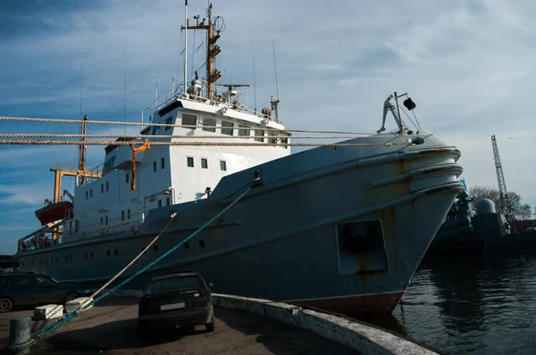 Schiffsschlepper Wassertransport im Hafen, Russland, Baltiysk — Stockfoto