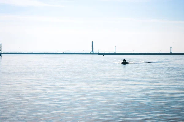 Can yelekleri denizde teknede insanlarda