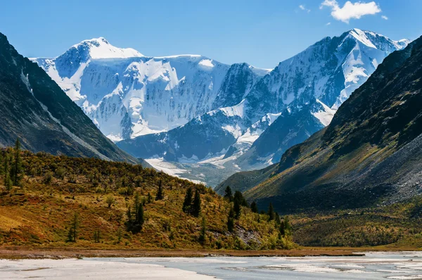 El pie de las montañas en un soleado día de verano — Foto de Stock