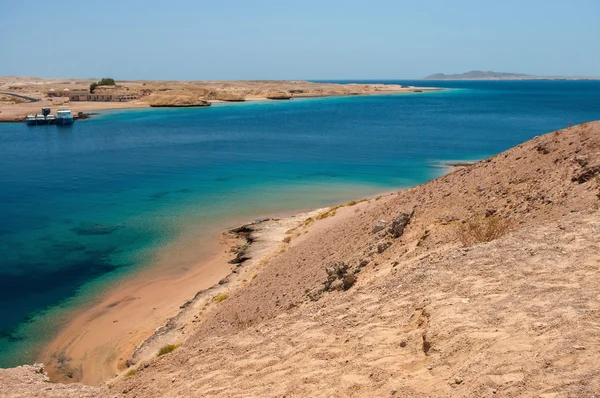 Mavi su içinde Ras Muhammed Milli Park ile bay