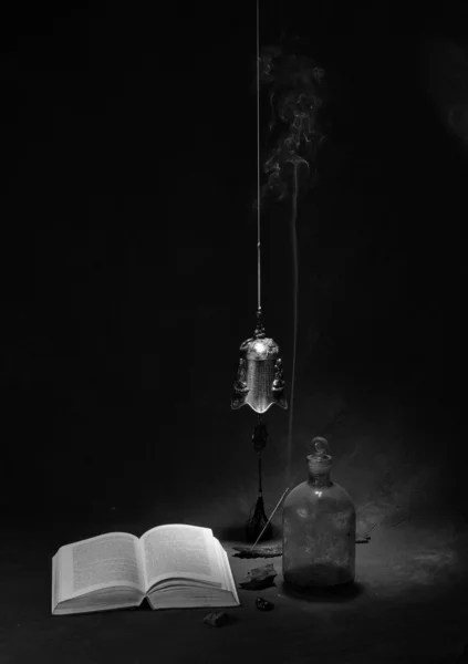 Kitap bilgelik, bir Budist bell, tütsü,