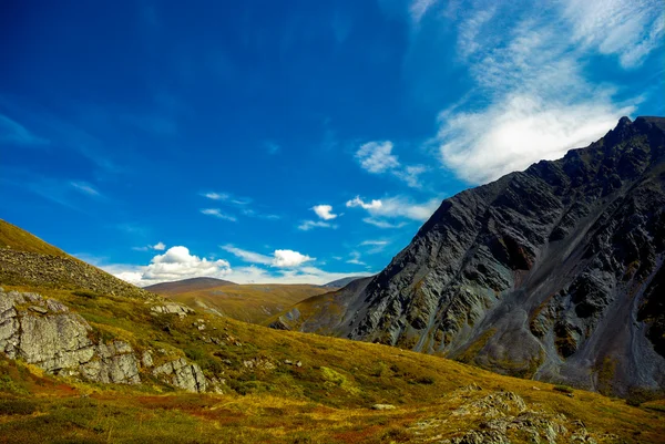 View of the mountain slopes on a sunny summer day — Stock Photo, Image