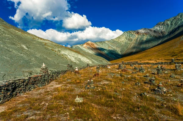 Taş sunaklar yaz güneşli gün ile dağlarda Vadisi.