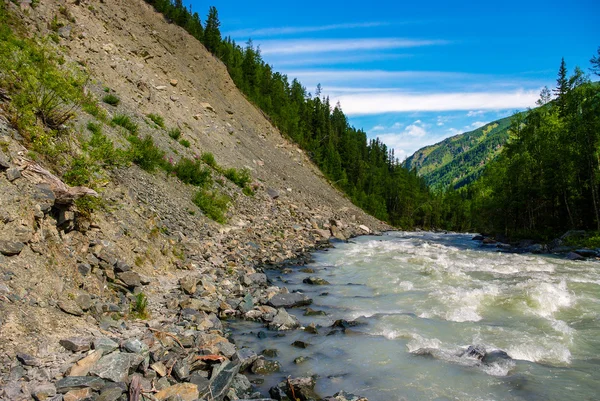 Vista del río y el bosque cubierto de pedregales rocosos en las montañas . — Foto de Stock