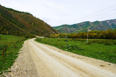 Dağlarda bir toprak yol, bükme