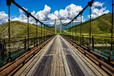 Asma köprü görünümünü gün güneşli yaz