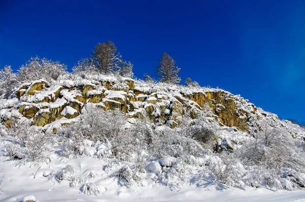 Weergave van de stenen helling bedekt met sneeuw — Stockfoto