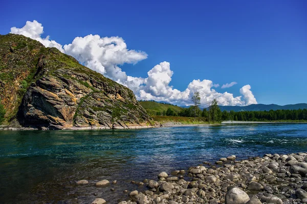 Blick vom steinigen Ufer des Gebirgsflusses — Stockfoto