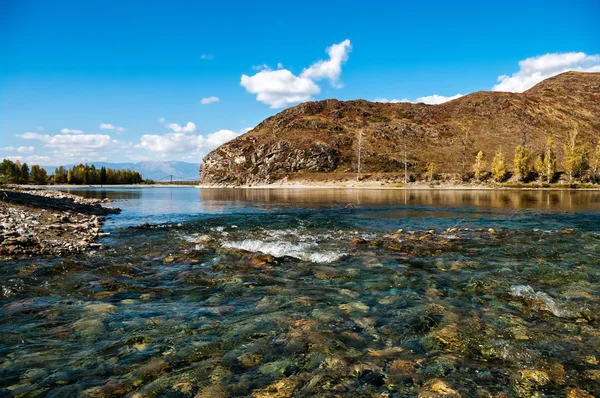 Dağlarda geniş mavi nehir akar