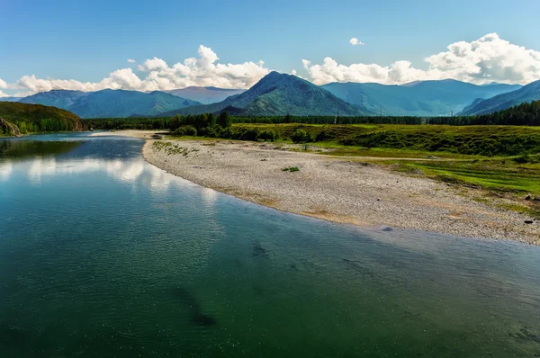 Панорамний вид на гірську річку і кам'янистий берег — стокове фото