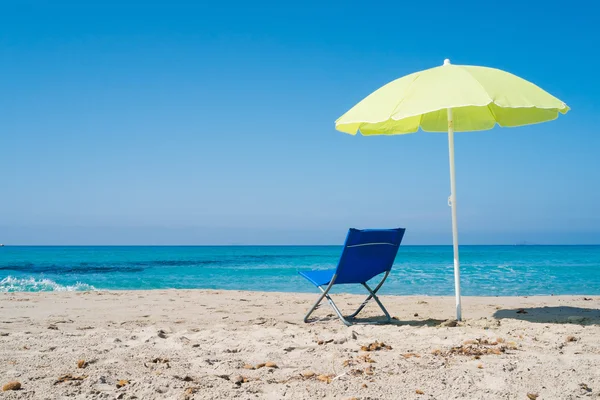 Sombrilla de playa y sillón — Foto de Stock