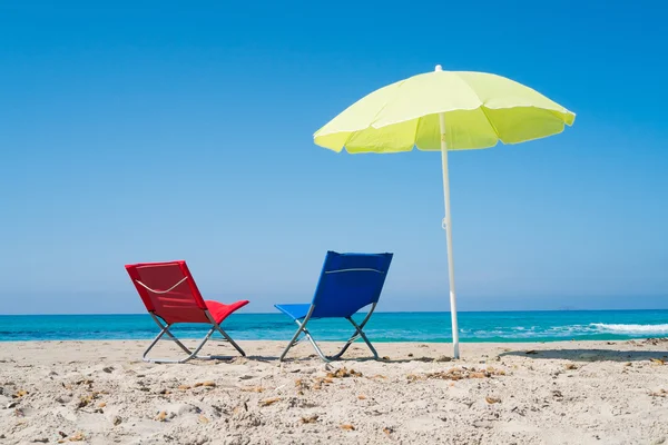 Sombrilla de playa y sillones — Foto de Stock