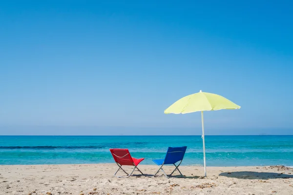 Sombrilla de playa y sillones — Foto de Stock
