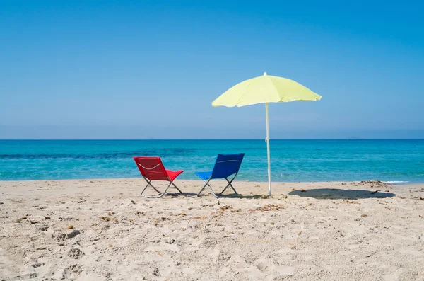 Sombrilla de playa y sillones — Foto de Stock