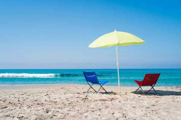 Sombrilla de playa y sillones — Foto de Stock