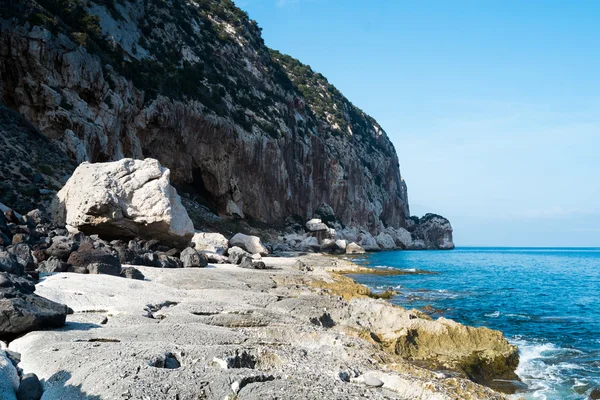 Sopečné pobřeží v Cala Gonone — Stock fotografie