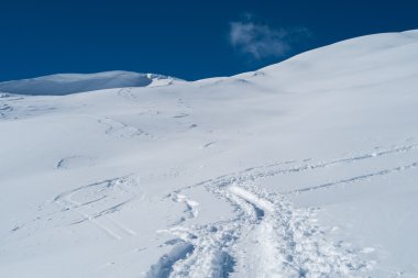 Karlı dağlar 