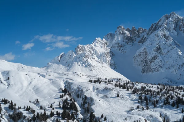 Montanhas com neve — Fotografia de Stock