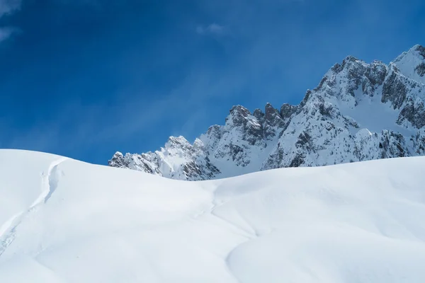 Montagne con neve con neve — Foto Stock