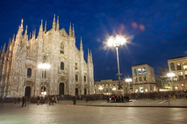 Milano Katedrali'ne gece