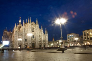 Milano Katedrali'ne gece