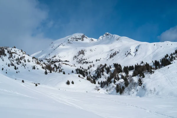 Montañas con nieve —  Fotos de Stock