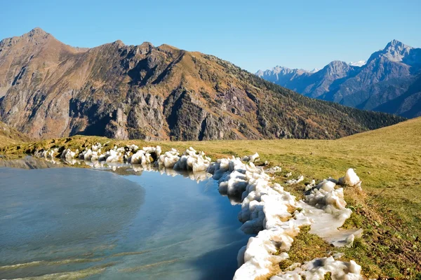 Zugefrorener Bergsee — Stockfoto