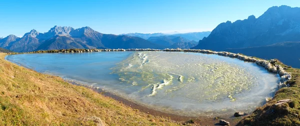 Zugefrorener Bergsee — Stockfoto