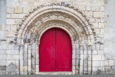 Kırmızı kilise kapısına