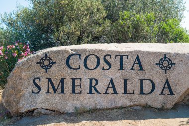 Zümrüt Sahili 'nde imzala, İtalya' nın kuzeyinde.