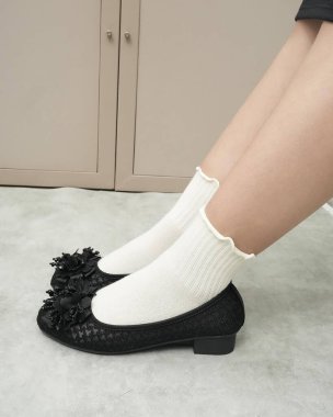 Yüksek kaliteli moda ürünleri koleksiyonunda topuklu ayakkabılar, topuklu ayakkabılar, sandaletler ve kaygan ayakkabılar da dahil olmak üzere çeşitli kadın ayakkabıları sergileniyor. Fotoğraflarda bacakların ve ayakların yakın çekim görüntüleri yer alıyor..