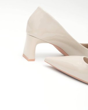 Yüksek kaliteli moda ürünleri koleksiyonunda topuklu ayakkabılar, topuklu ayakkabılar, sandaletler ve kaygan ayakkabılar da dahil olmak üzere çeşitli kadın ayakkabıları sergileniyor. Fotoğraflarda bacakların ve ayakların yakın çekim görüntüleri yer alıyor..