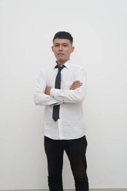 Beyaz arka planda duran erkek ve kadınların yer aldığı bir dizi profesyonel stüdyo portresi. Denekler resmi iş kıyafetleri giyiyorlar. Beyaz gömlekler, kravatlar ve mütevazı ofis kıyafetleri de dahil.. 