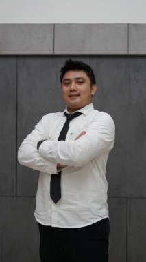 Beyaz arka planda duran erkek ve kadınların yer aldığı bir dizi profesyonel stüdyo portresi. Denekler resmi iş kıyafetleri giyiyorlar. Beyaz gömlekler, kravatlar ve mütevazı ofis kıyafetleri de dahil.. 