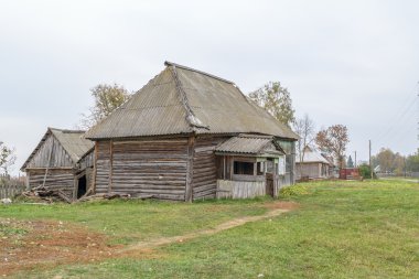 Kırsal kesimde harap eski ahşap evler