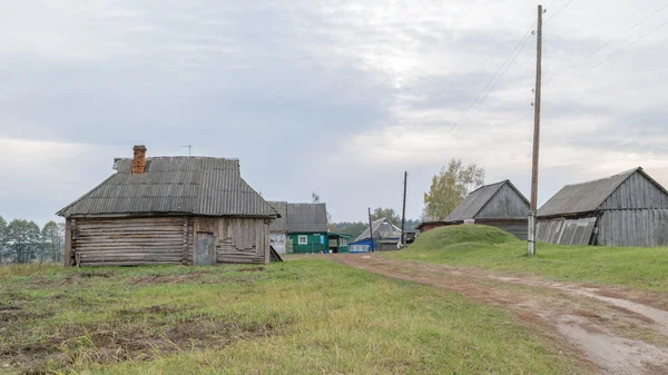 Разрушенные старые деревянные дома в сельской местности — стоковое фото