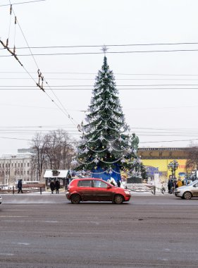 Puşkin Meydanı süsler ile büyük Noel ağacı