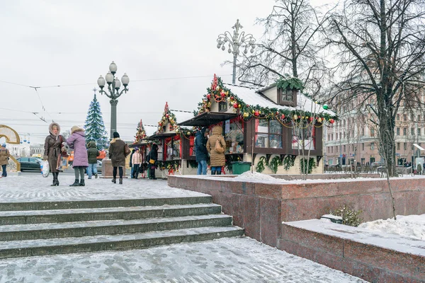 Casas elegantes com decorações de Natal na Pushkin Square de um inverno nevado — Fotografia de Stock