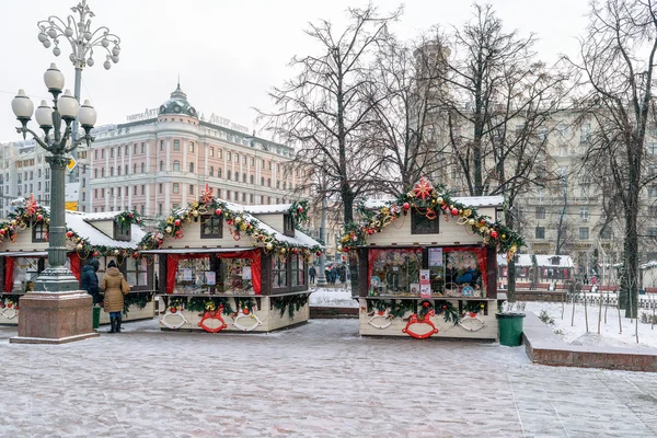 Elegante Häuser mit Weihnachtsschmuck auf einer verschneiten Winterstraße — Stockfoto