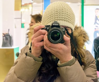 Genç kız kameranın Nikon bir fotoğraf çeker