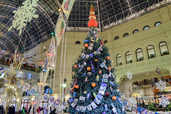 Großer geschmückter Weihnachtsbaum aus Kaugummi — Stockfoto