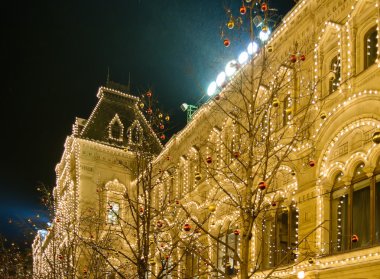 Gece aydınlatma Noel tatili sırasında bina