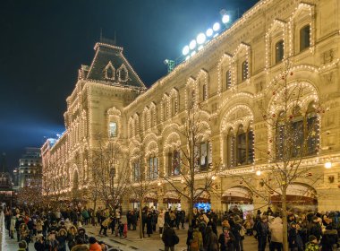 Sakız kırmızı Meydanı girişinde Noel arifesinde insanlar yürümek