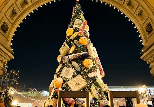Gran árbol de Navidad con adornos en la Plaza Roja en el fondo del cielo nocturno —  Fotos de Stock