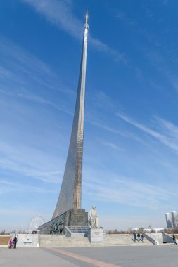 Uzay Bilimleri Tsiolkovsky Memorial Museum Cosmonautics girişine Kozmonotlar cadde üzerinde kurucusu anıt