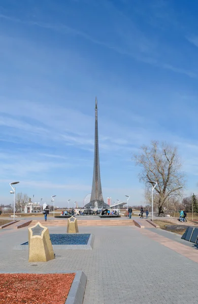 Alley of Cosmonauts - memorial pedestrian street at the north of Moscow in front of the main entrance to The Exhibition of Achievements of National Economy (VDNH) — Stock Photo, Image