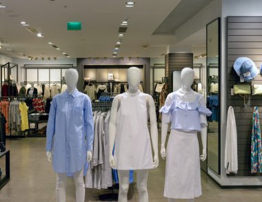 Üç plastik mankenler giyim mağazası