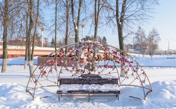 Decorato da lucchetti "Panca dei desideri " — Foto Stock